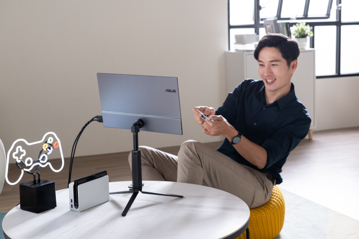 ZenScreen OLED MQ16AH comes with a bundled Smart Case that folds into a stand to prop the monitor up at 30° or 60° angles for comfortable viewing in portrait or landscape modes. Plus, it features a 1/4-inch thread socket at the rear of the monitor to make it compatible with most standard tripodss.